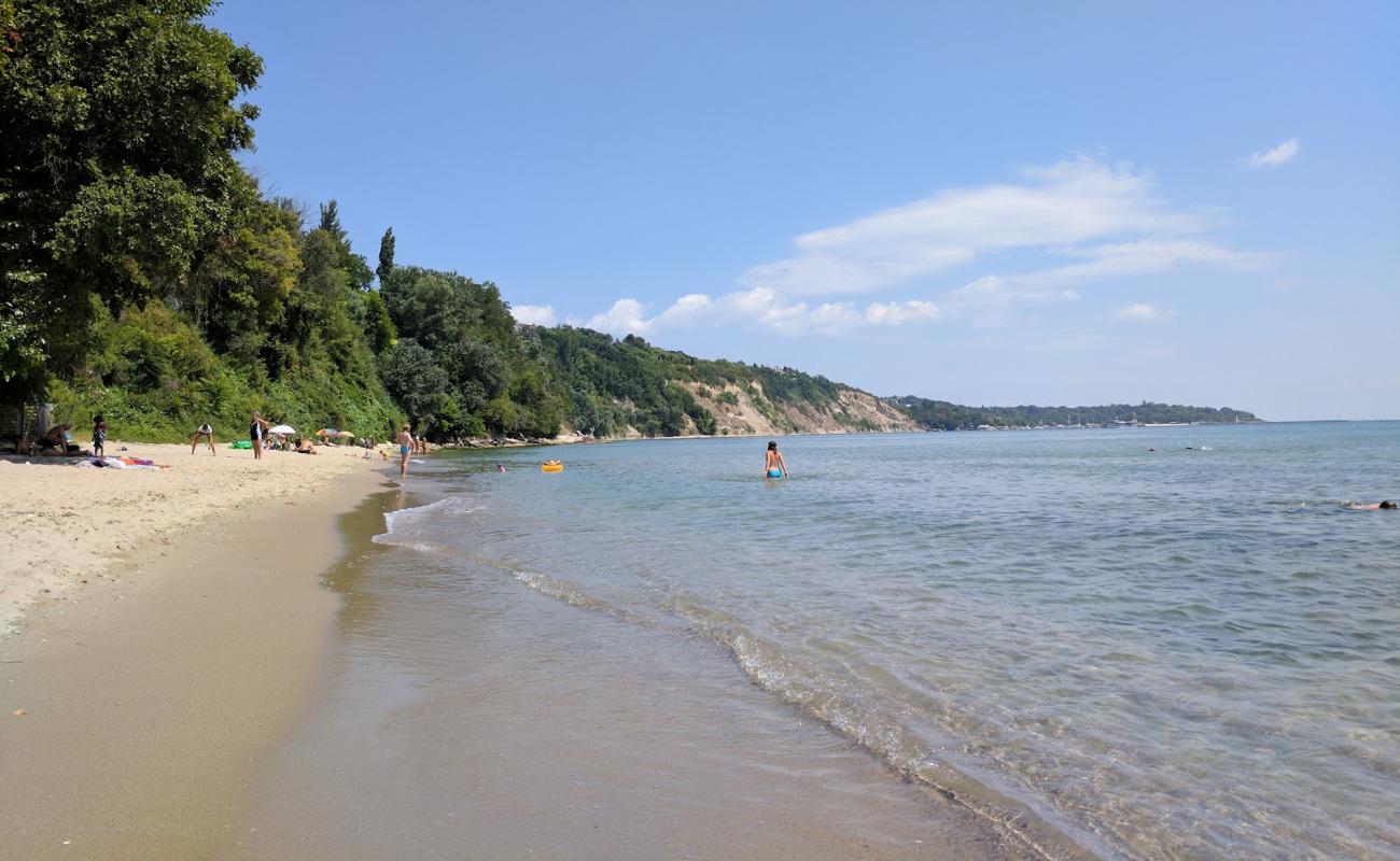 Фото Hidden beach с песок с камнями поверхностью