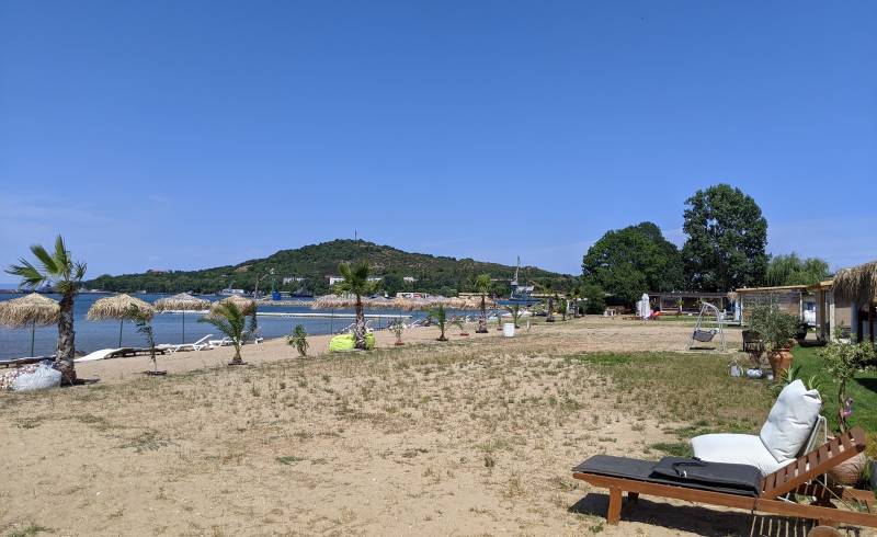 Фото Ailyak campming beach с светлый песок поверхностью