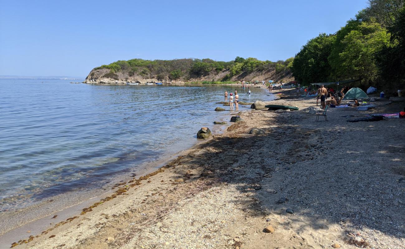 Фото Vromus beach с песок с галькой поверхностью