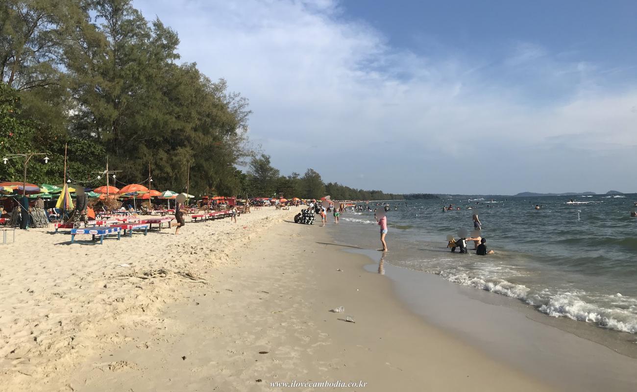 Фото Ou Chheuteal Beach с светлый песок поверхностью