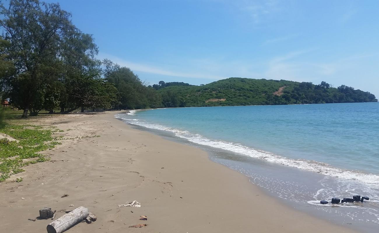 Фото Kaoh Sramaoch Beach с светлый песок поверхностью