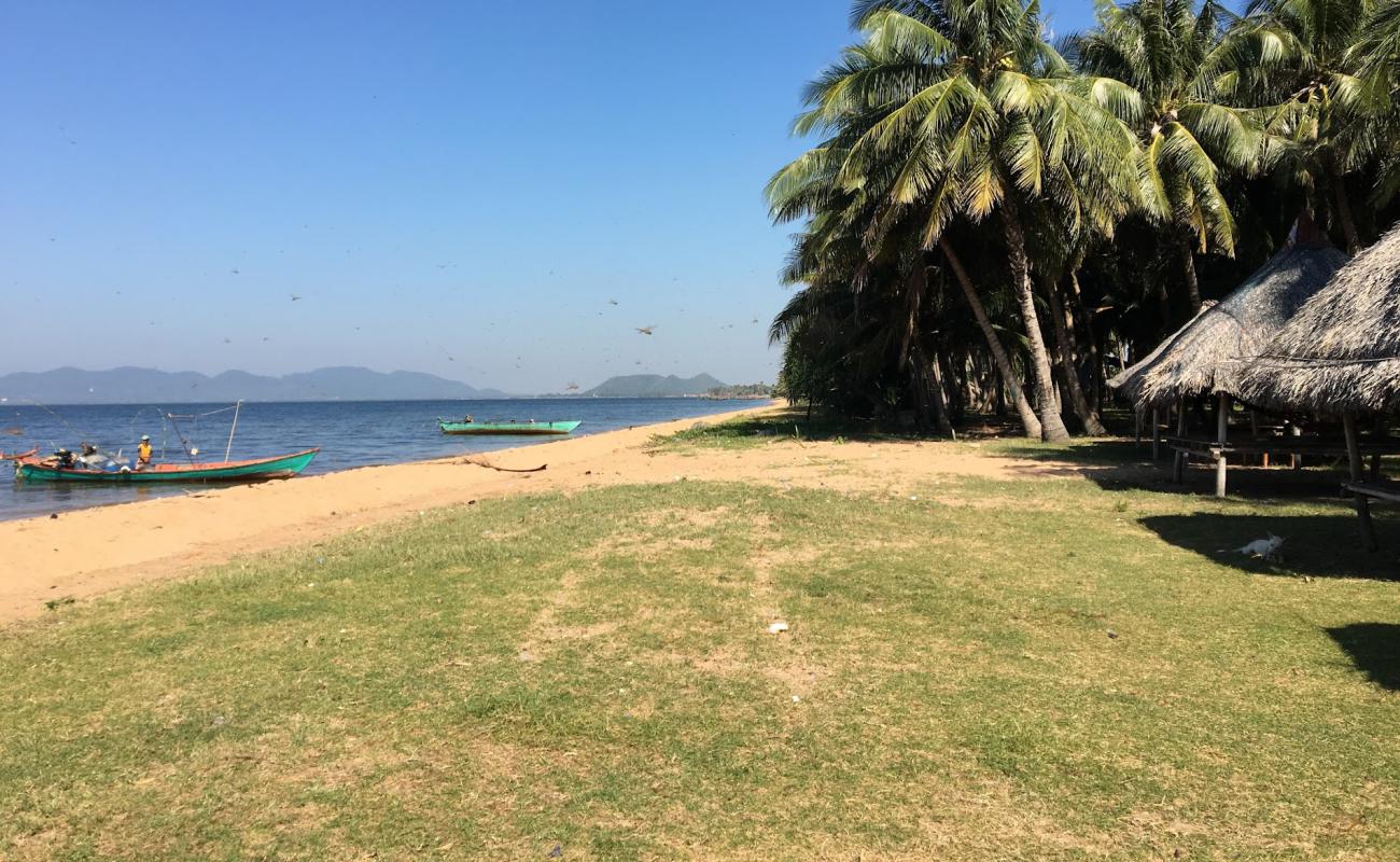 Фото Angkol beach с светлый песок поверхностью