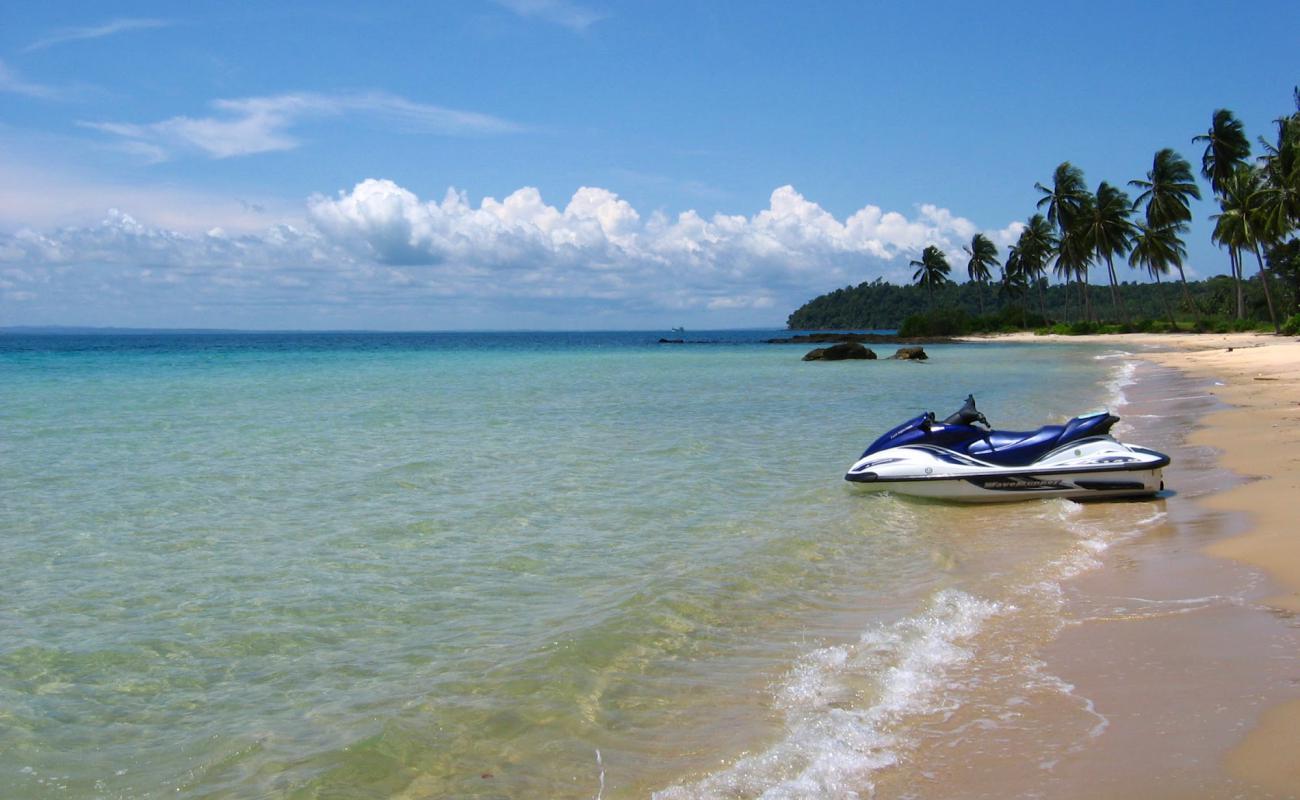 Фото Relax Beach с золотистый песок поверхностью