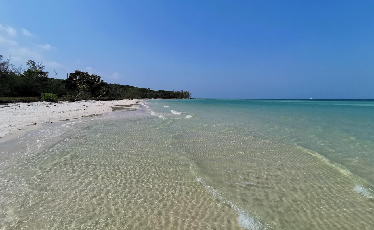 Фото Pagoda Beach с золотистый песок поверхностью