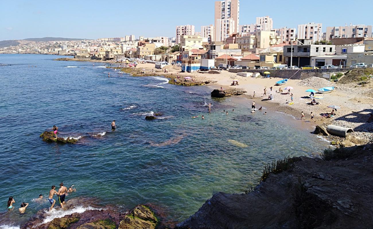 Фото Plage de lilot с песок с камнями поверхностью