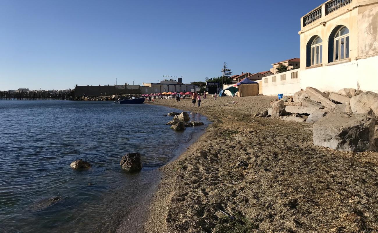 Фото La Cigogne beach с белая чистая галька поверхностью