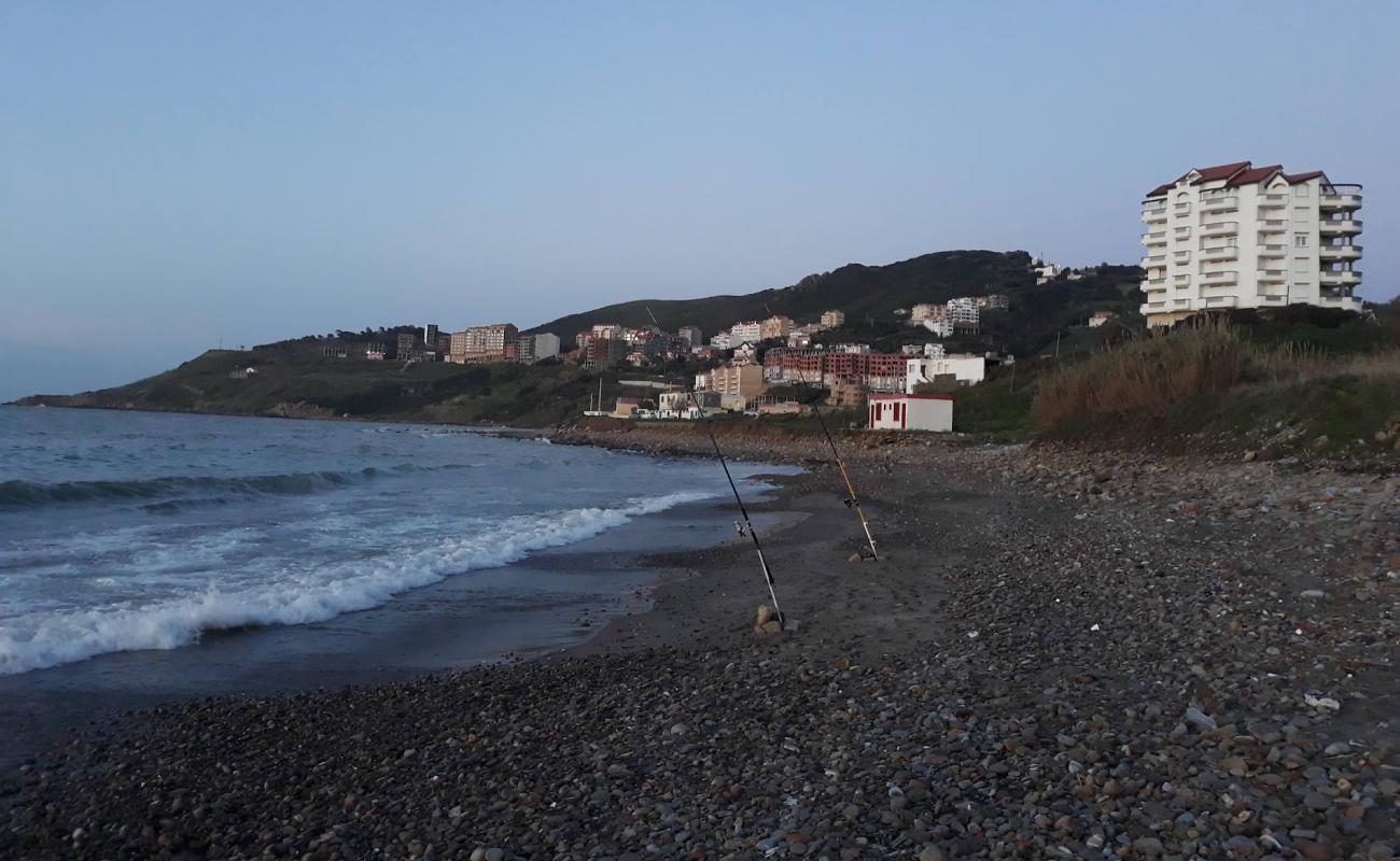 Фото Plage Feraoun с светлая галька поверхностью