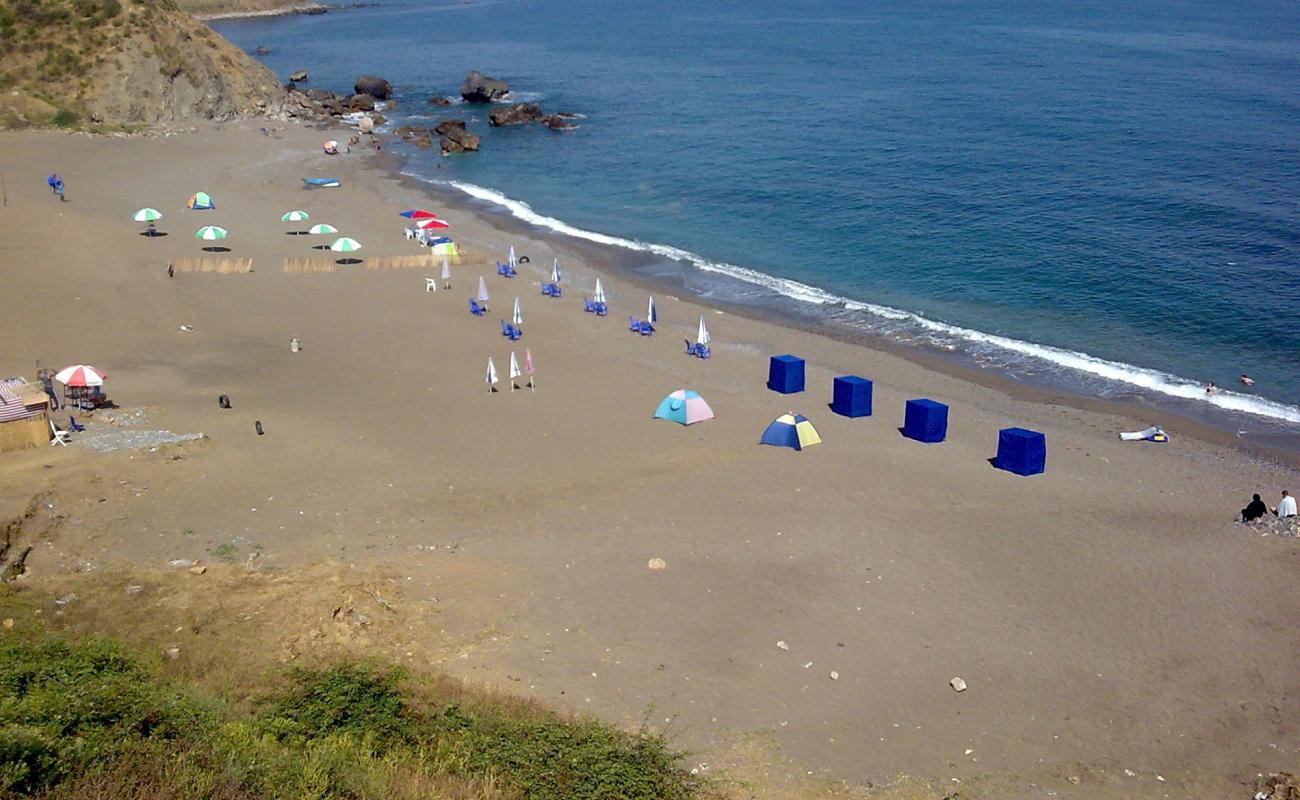 Фото Plage d'El Oueldja с серая чистая галька поверхностью