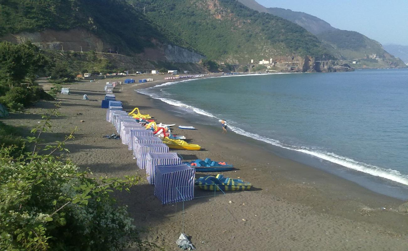 Фото Plage de La Grotte Merveilleuse с песок с камнями поверхностью