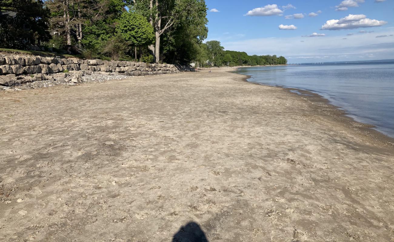 Фото Bernard Avenue Beach с светлый песок поверхностью