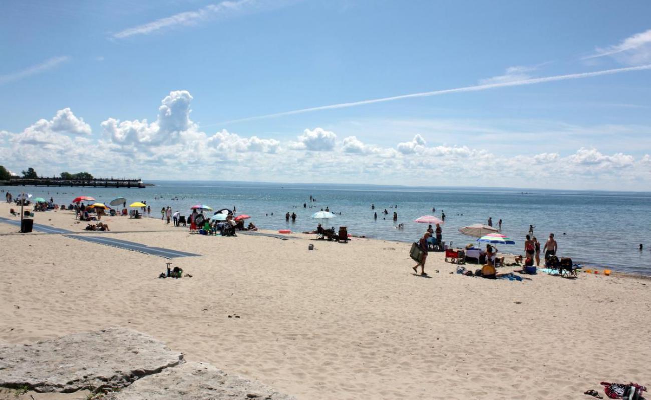 Фото Bay Beach с светлый песок поверхностью