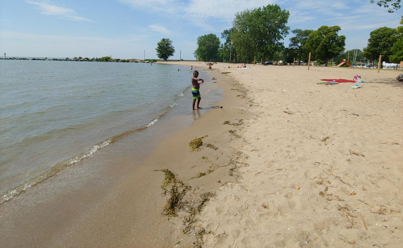 Фото Cedar Beach Conservation Area с светлый песок поверхностью