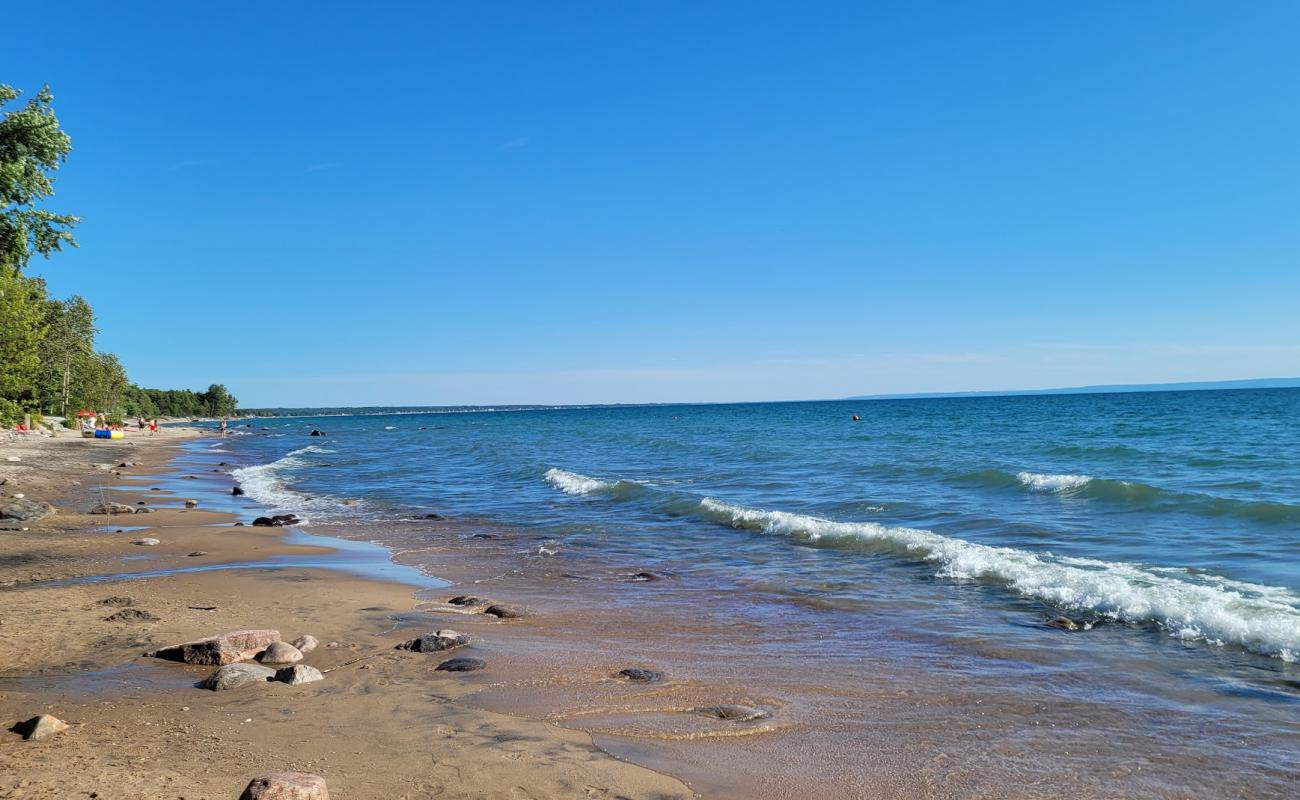 Фото Tiny Beach с светлый песок поверхностью