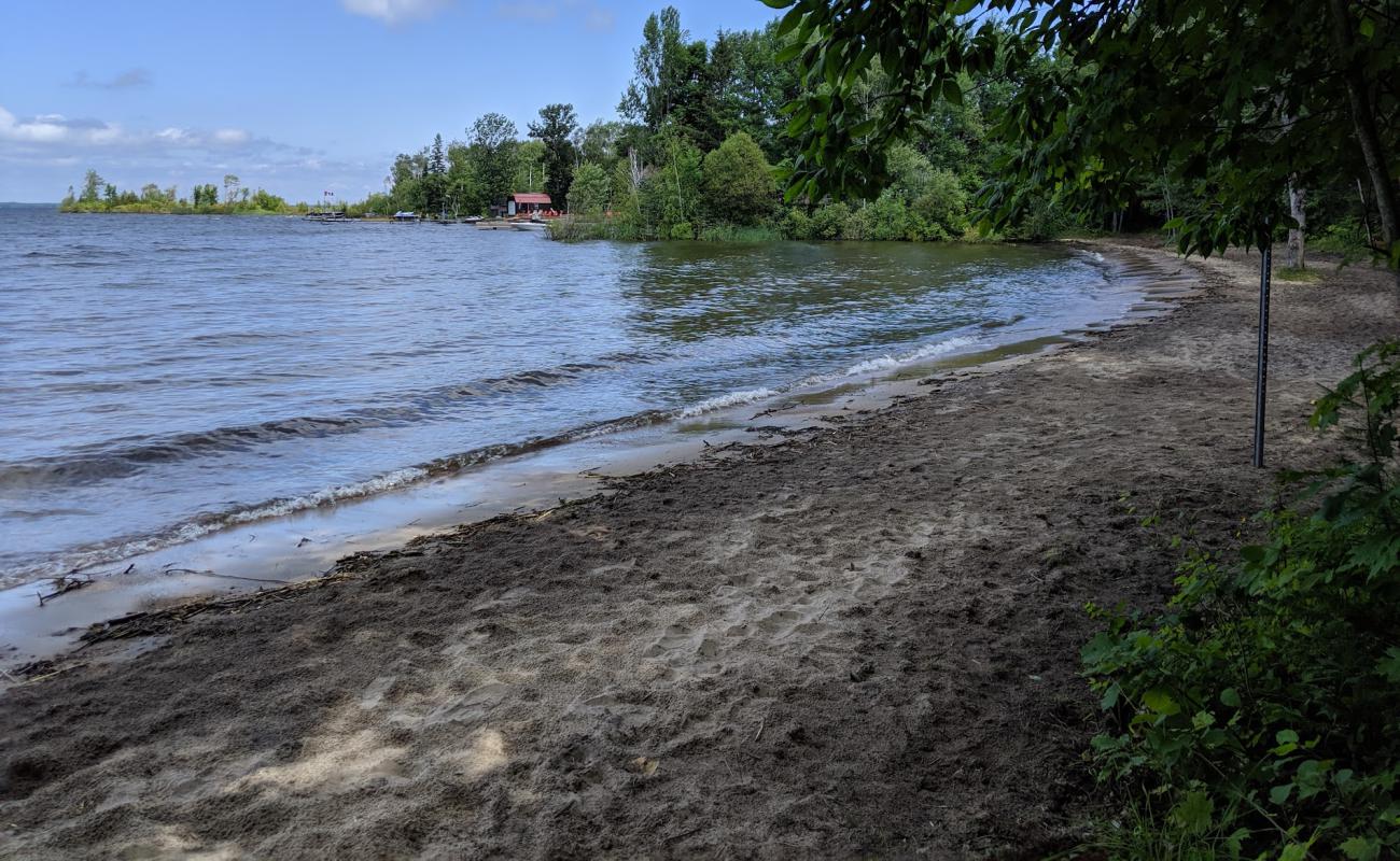 Фото Magnus Beach с светлый песок поверхностью