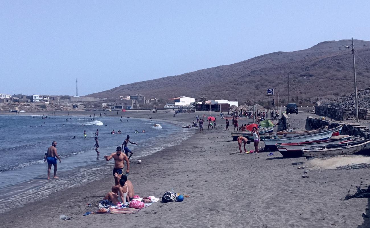 Фото Praia Baixo с серый песок поверхностью