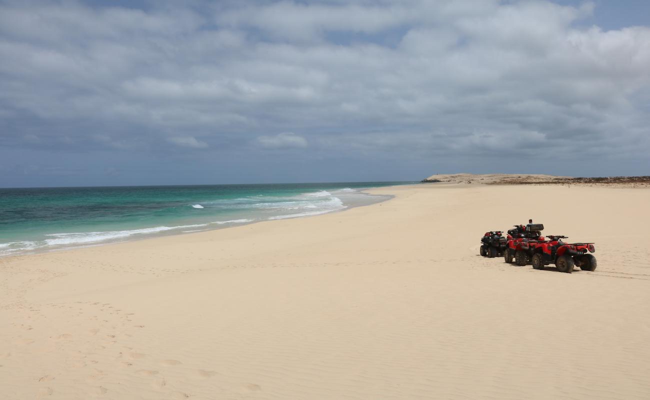 Фото Curralinho Beach с золотистый песок поверхностью