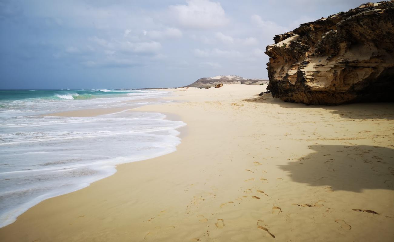 Фото Varandinha Beach с золотистый песок поверхностью