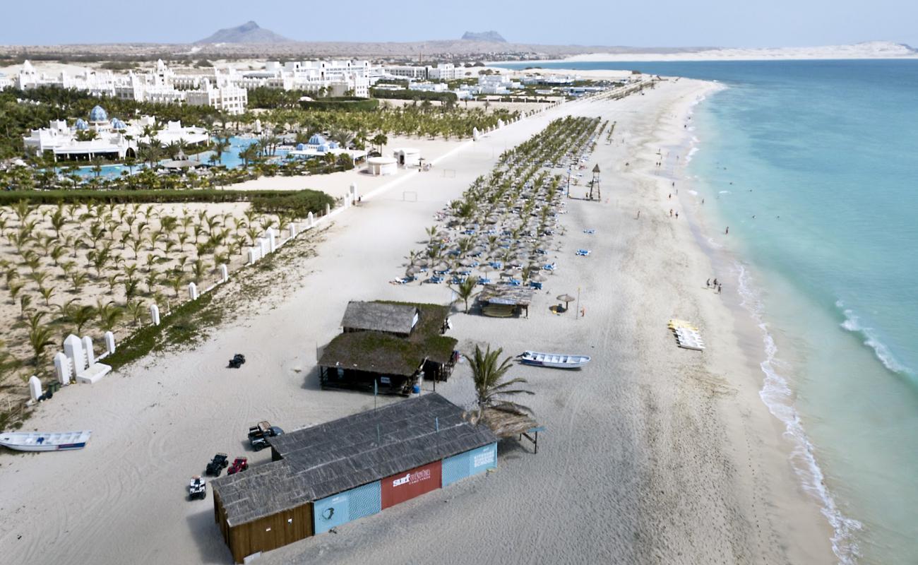 Фото Praia das Dunas Beach с золотистый песок поверхностью