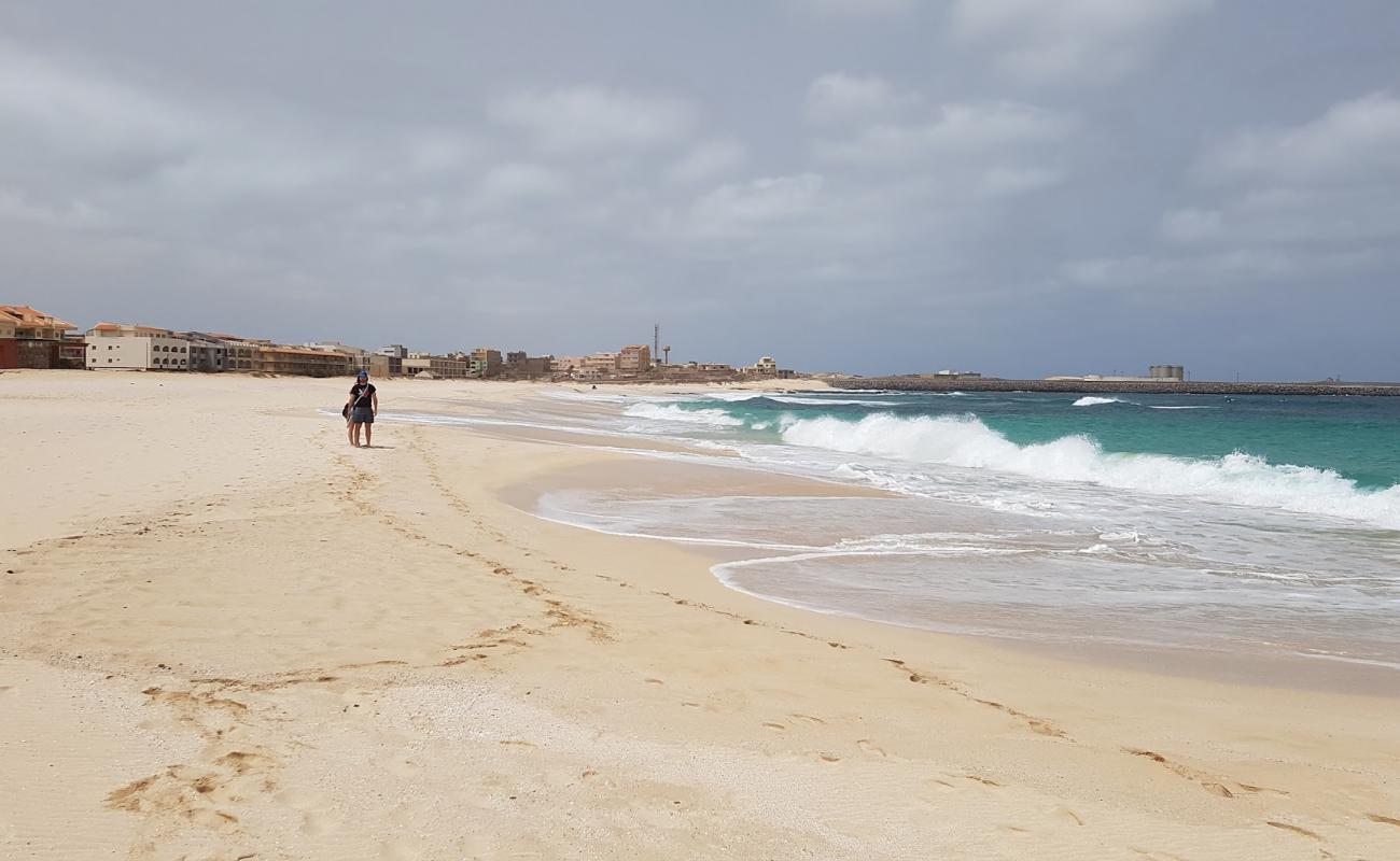 Фото Praia de Cabral с светлый песок поверхностью