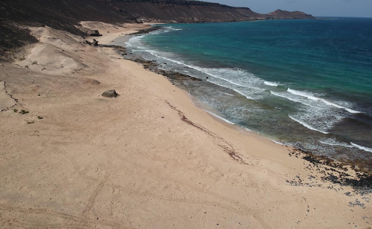 Фото Ponta da Fragata с песок с камнями поверхностью