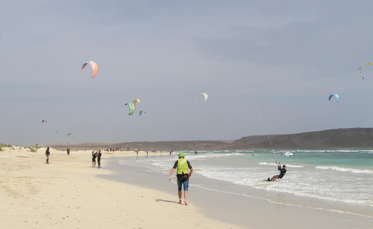 Фото Kite Beach - Sal Cape Verde с светлый песок поверхностью