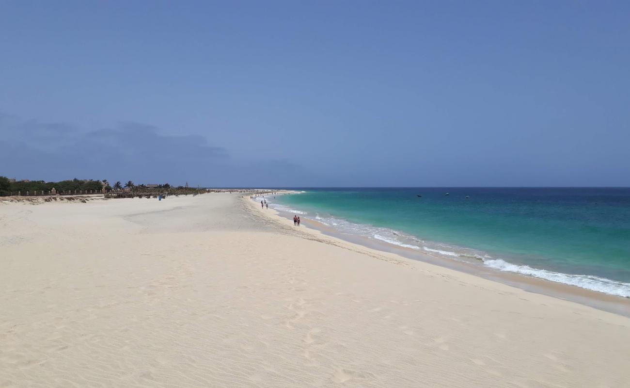 Фото Dune of Sal Beach с золотистый песок поверхностью