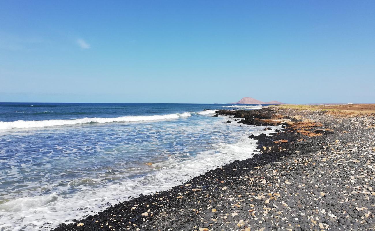 Фото Black Beach с песок с камнями поверхностью