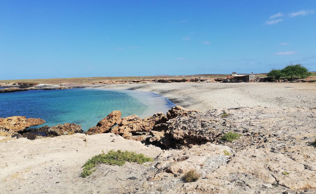 Фото Calheta Funda Beach с светлый песок поверхностью