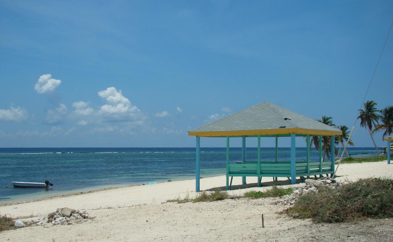 Фото East End beach с золотистый песок поверхностью