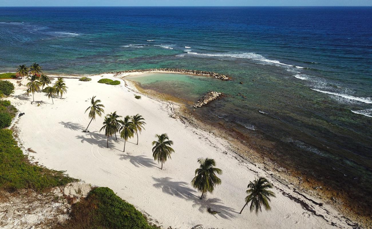 Фото St.James beach с золотистый песок поверхностью