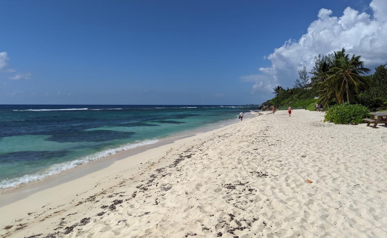 Фото Spotts beach с золотистый песок поверхностью