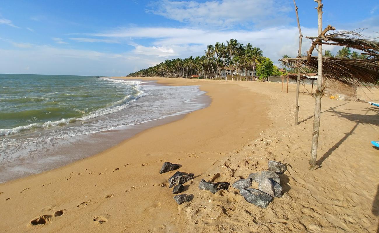 Фото Thalwila Beach с светлый песок поверхностью