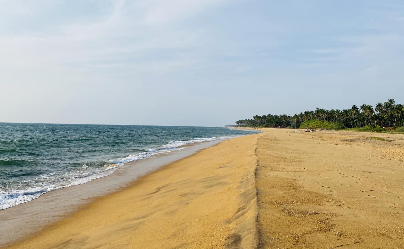 Фото Iranawila Beach с светлый песок поверхностью