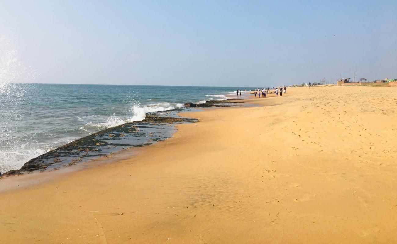 Фото Chilaw Beach Park с песок с камнями поверхностью