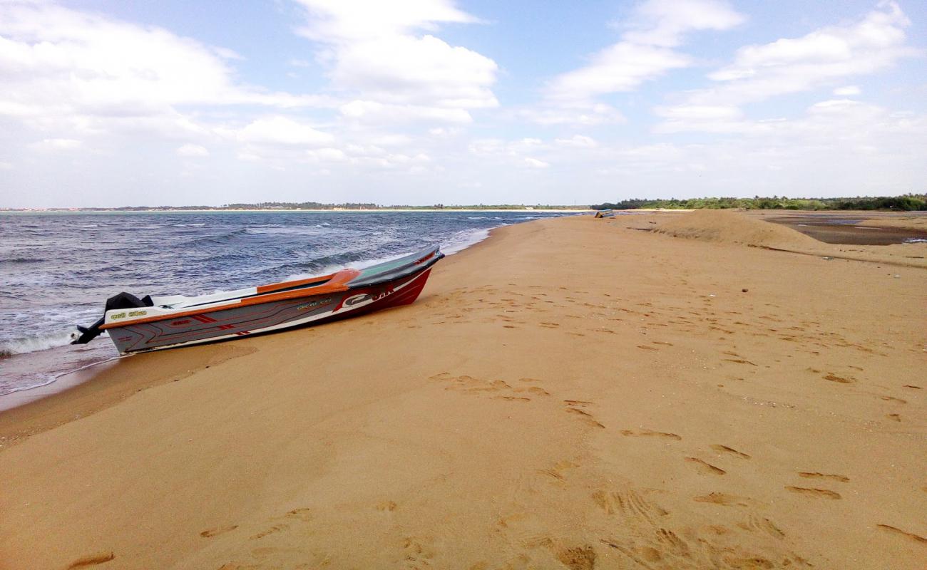 Фото Chilaw Sand Spits Beach с светлый песок поверхностью