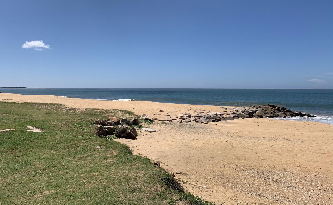 Фото Karukapone Beach с светлый песок поверхностью