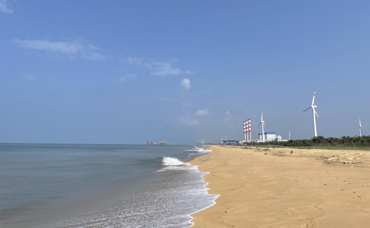 Фото Melheim Beach с светлый песок поверхностью