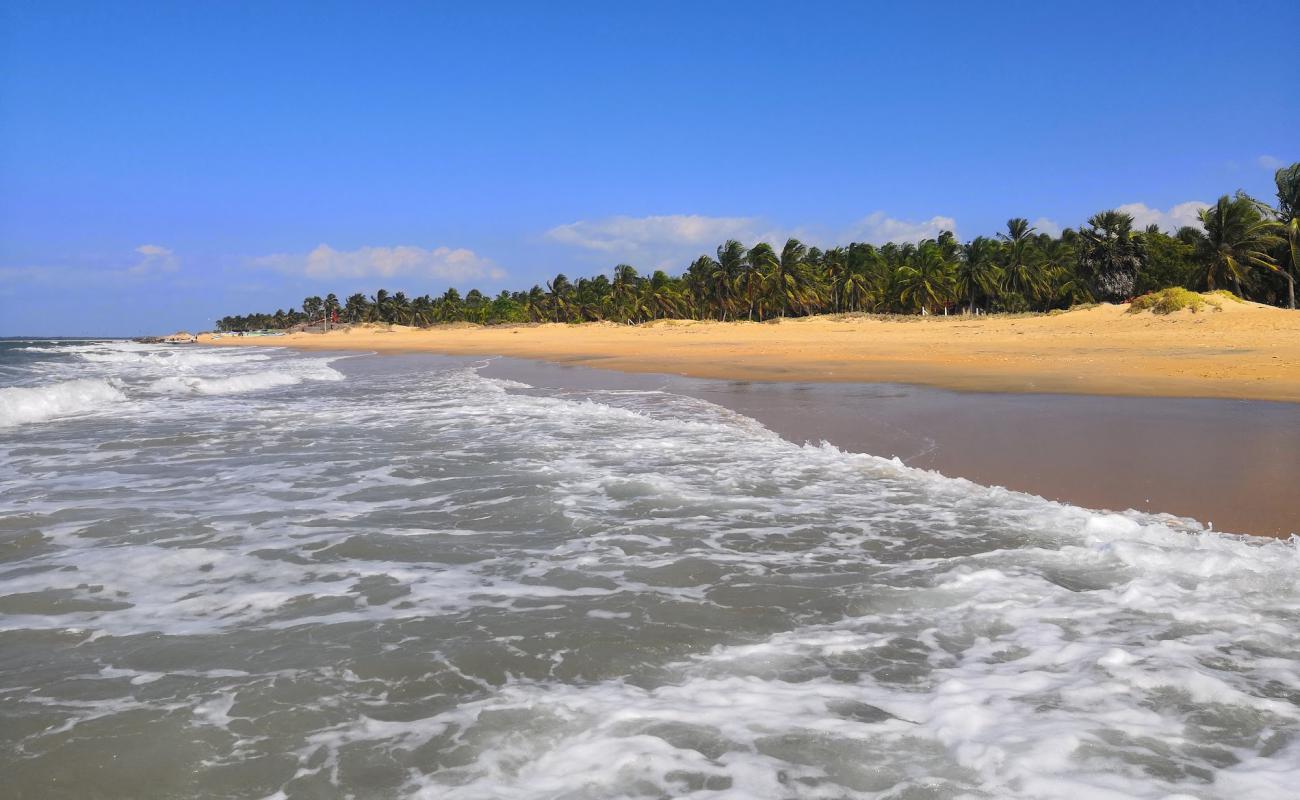 Фото Kandakuliya Beach с светлый песок поверхностью