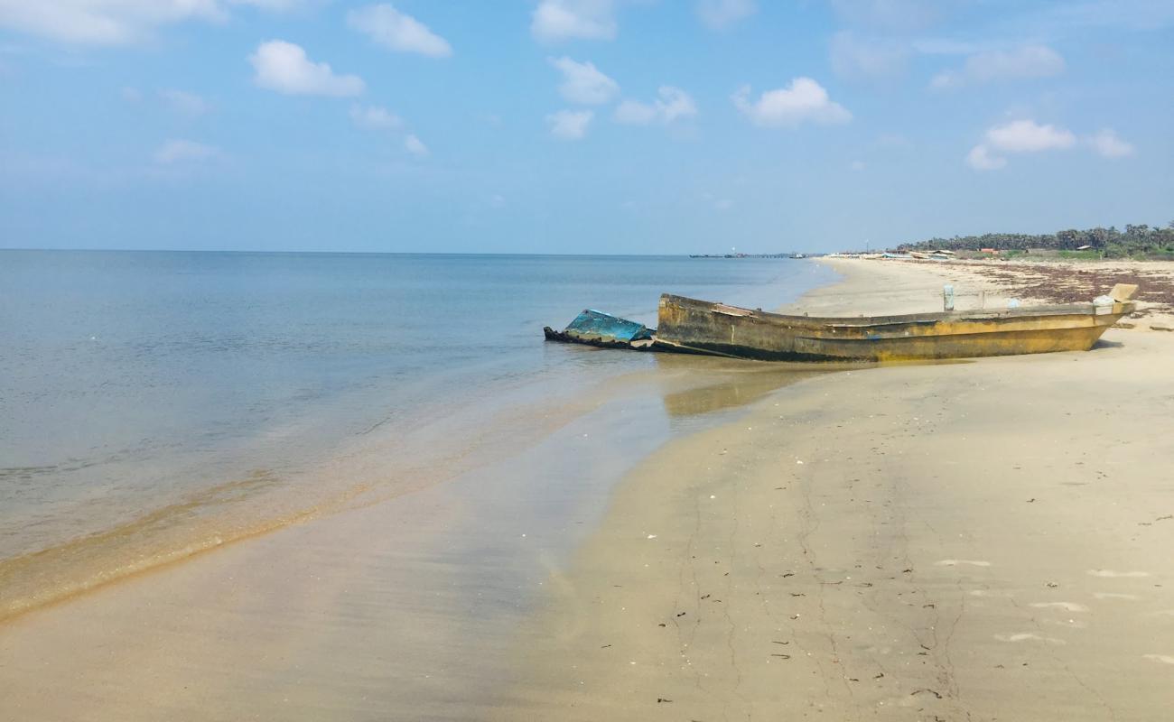 Фото Keeri Beach с светлый песок поверхностью