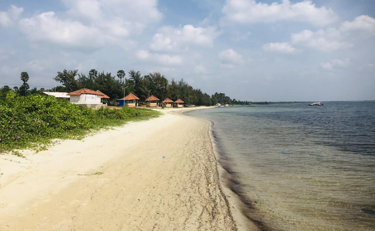 Фото Chaddy Beach с светлый песок поверхностью