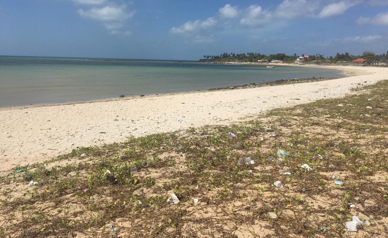 Фото Akkarai Beach с песок с галькой поверхностью