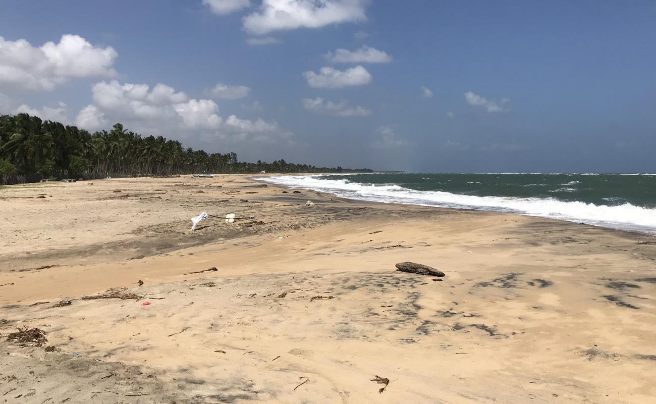 Фото Thirukkovil beach с светлый песок поверхностью