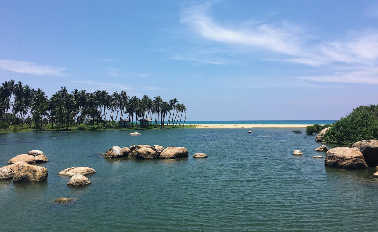 Фото Komari Beach с светлый песок поверхностью