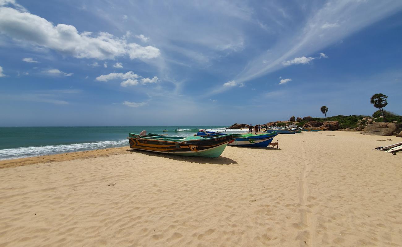 Фото Pottuvil point Beach с светлый песок поверхностью