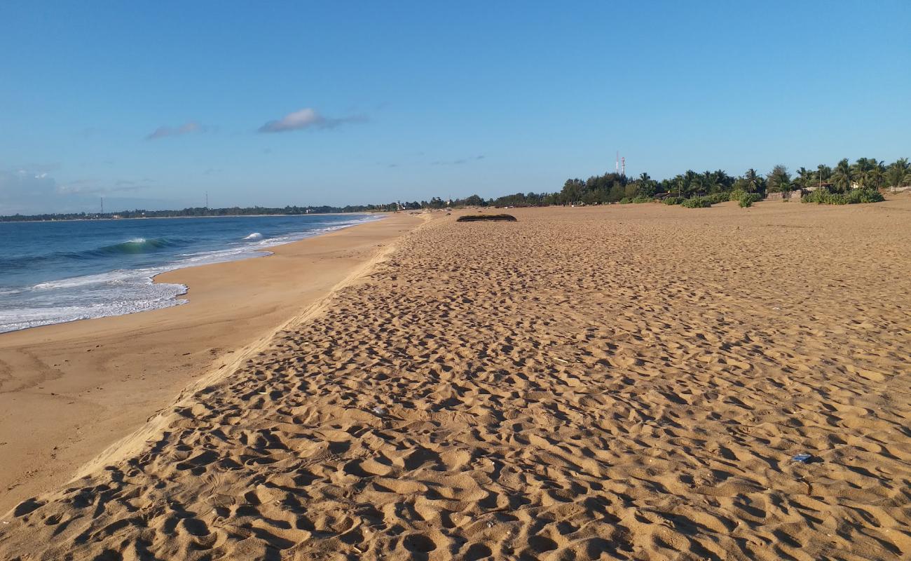 Фото Jalaldeen Square Beach с светлый песок поверхностью