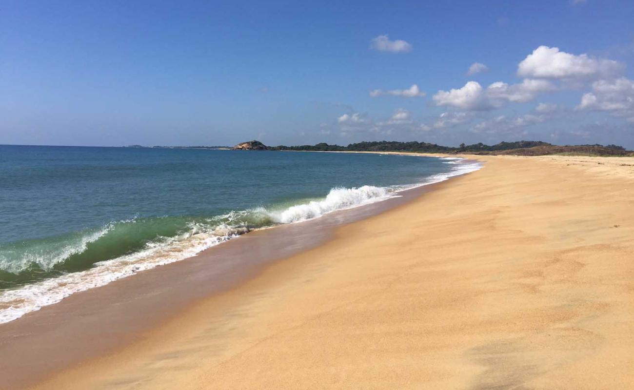 Фото Pasarichenai Beach с золотистый песок поверхностью