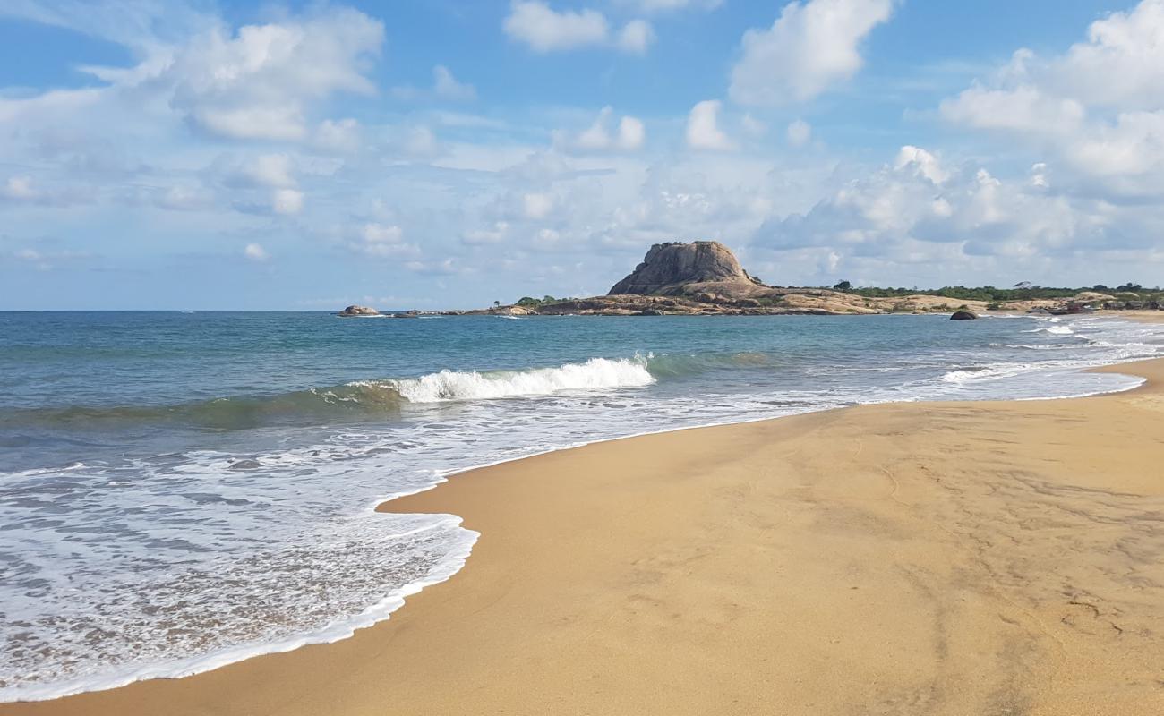 Фото Patanangala Beach с светлый песок поверхностью