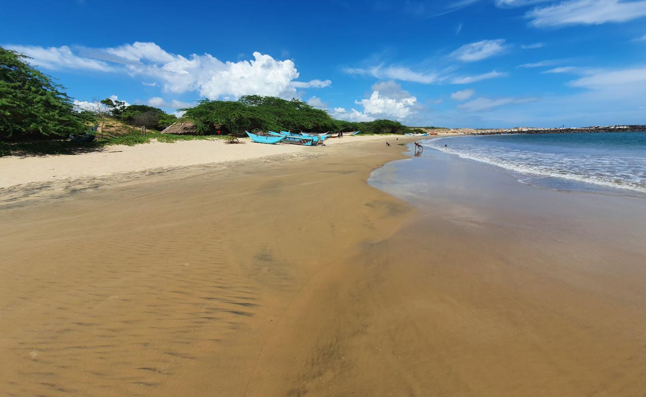 Фото Kirinda Beach с светлый песок поверхностью