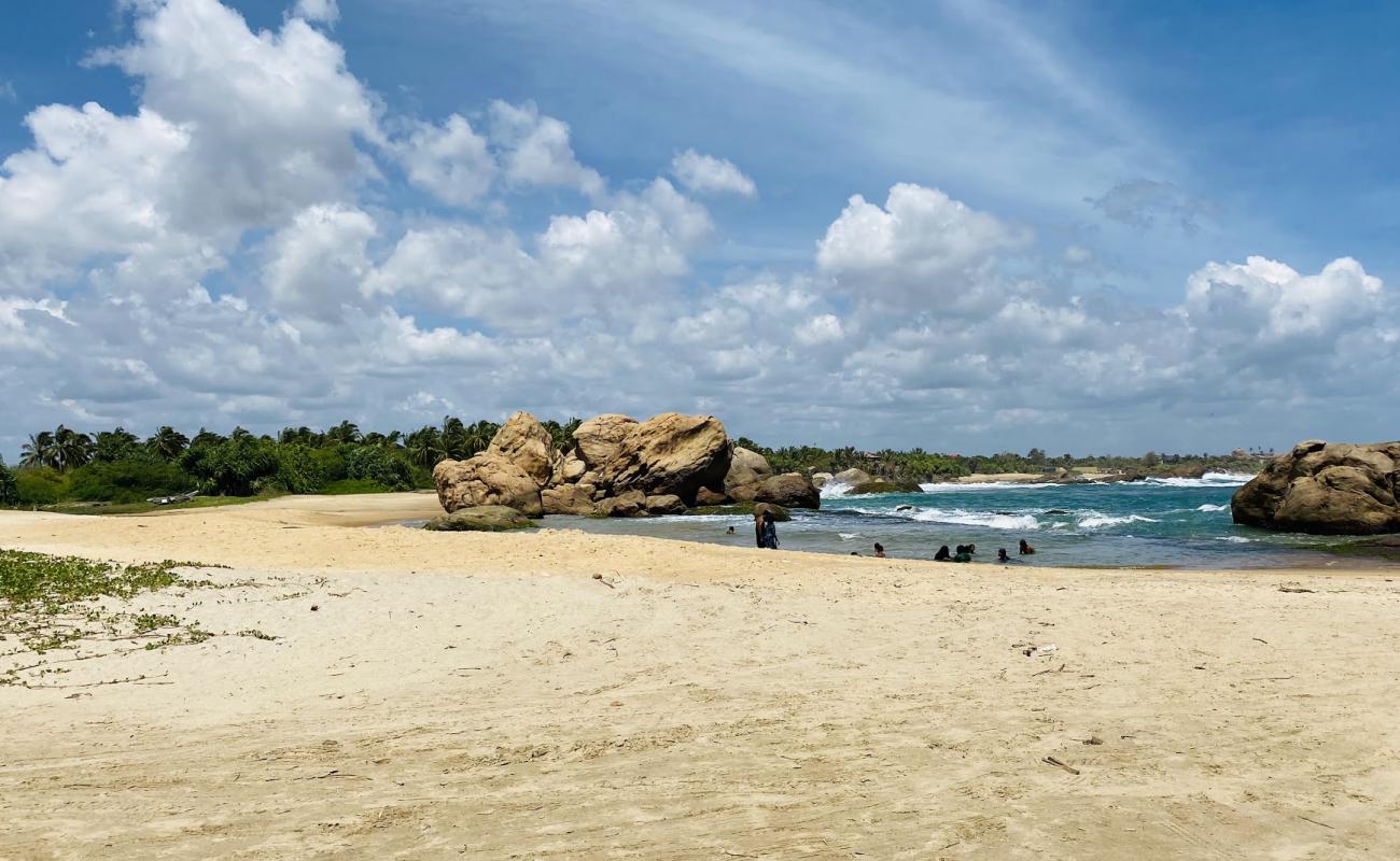 Фото Nidangala Beach с светлый песок поверхностью