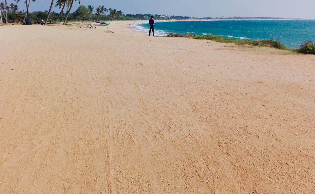 Фото Hambantota Beach с светлый песок поверхностью